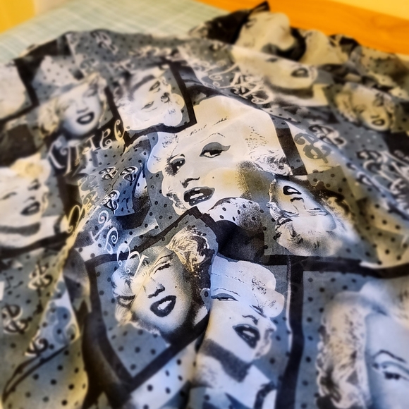 MARILYN MONROE Scarf, Size: 68" x 54", Color: Black/ Grey - Picture 4 of 4